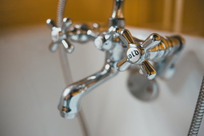 Warm messing verdrijft chroom uit de badkamer
